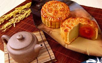 Photo of small teapot and mooncakes on tea-tray